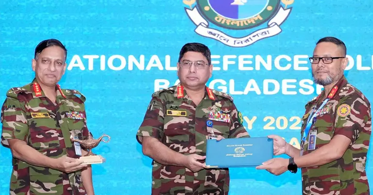 ক্যাপস্টোন ফেলোদের মাঝে সনদপত্র বিতরণ করছেন সেনা প্রধান জেনারেল ওয়াকার-উজ-জামান